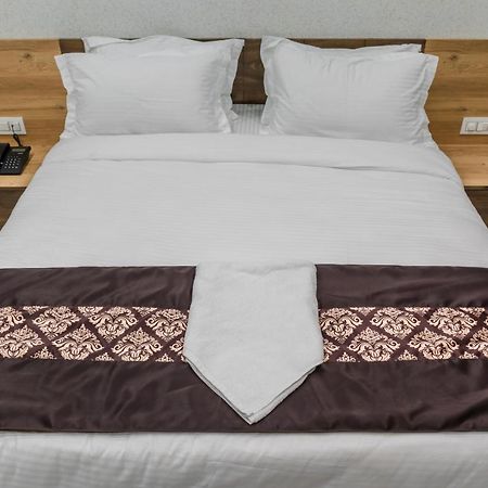 Meridian Hotel & Banquet Сурат Екстериор снимка
