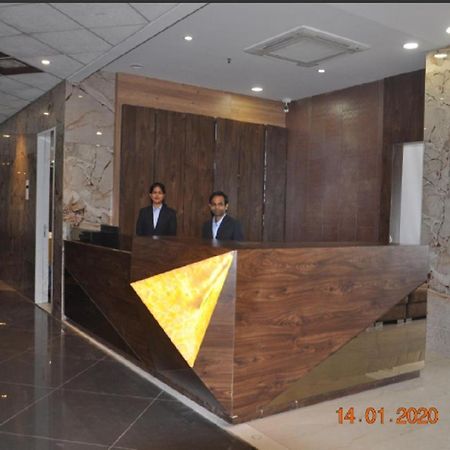 Meridian Hotel & Banquet Сурат Екстериор снимка