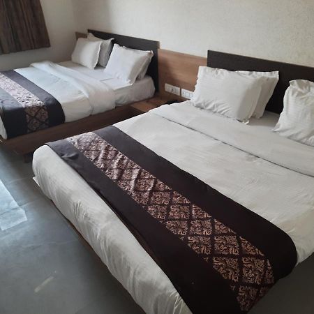 Meridian Hotel & Banquet Сурат Екстериор снимка