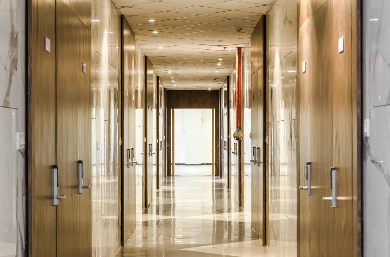 Meridian Hotel & Banquet Сурат Екстериор снимка