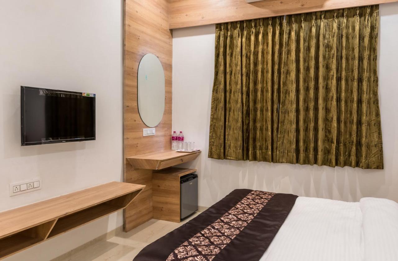 Meridian Hotel & Banquet Сурат Екстериор снимка