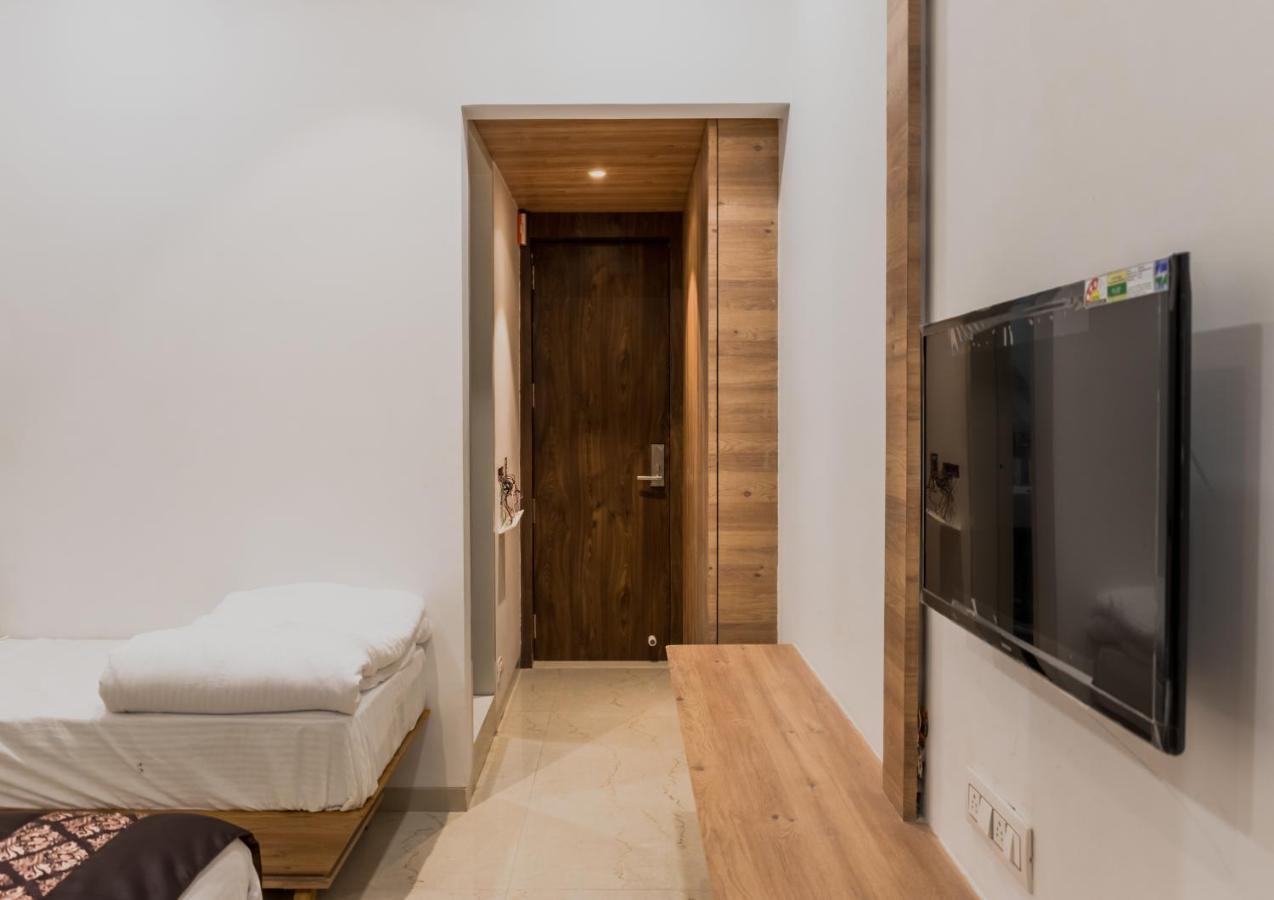 Meridian Hotel & Banquet Сурат Екстериор снимка