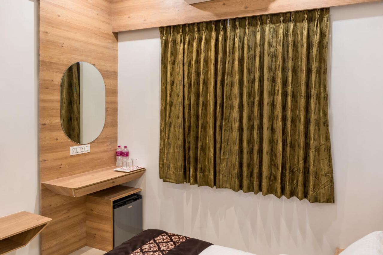Meridian Hotel & Banquet Сурат Екстериор снимка