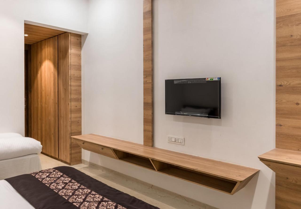 Meridian Hotel & Banquet Сурат Екстериор снимка