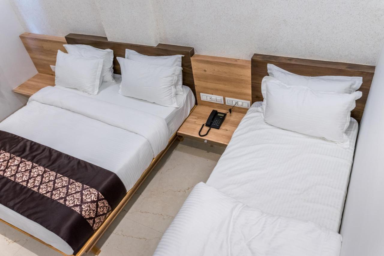 Meridian Hotel & Banquet Сурат Екстериор снимка
