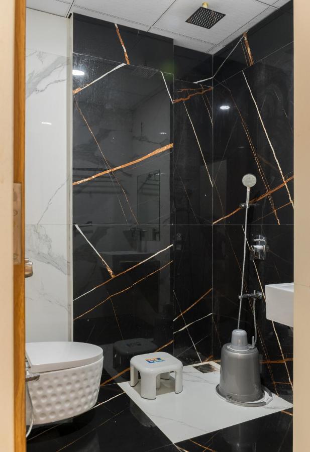 Meridian Hotel & Banquet Сурат Екстериор снимка