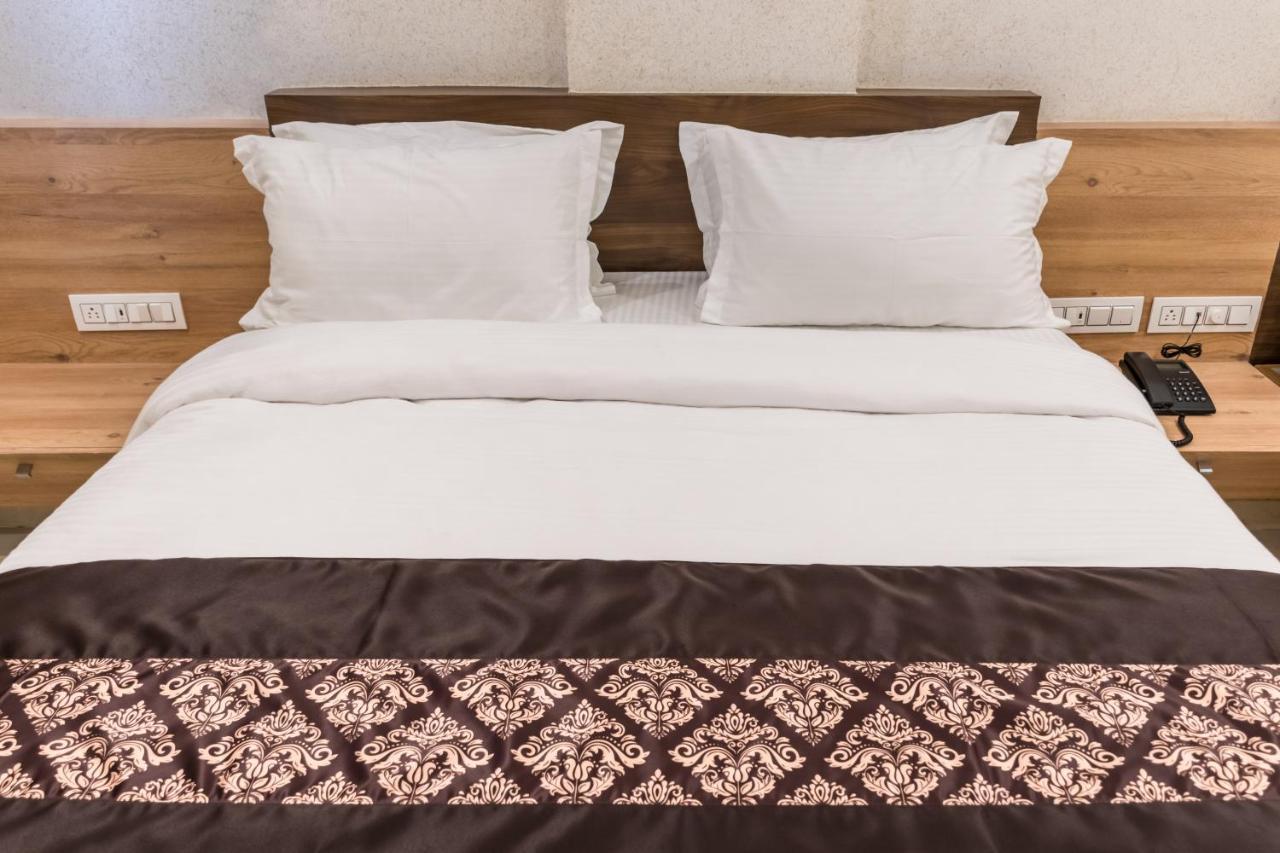 Meridian Hotel & Banquet Сурат Екстериор снимка