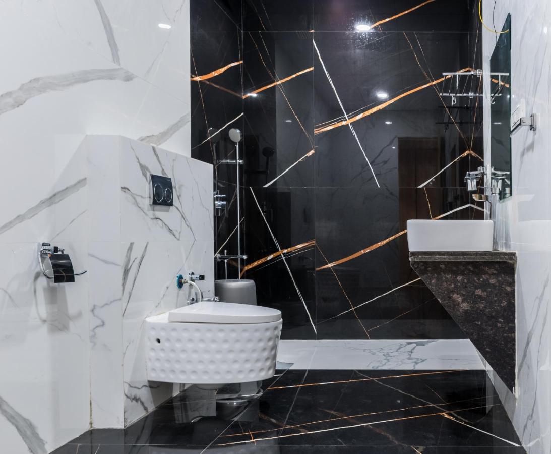 Meridian Hotel & Banquet Сурат Екстериор снимка