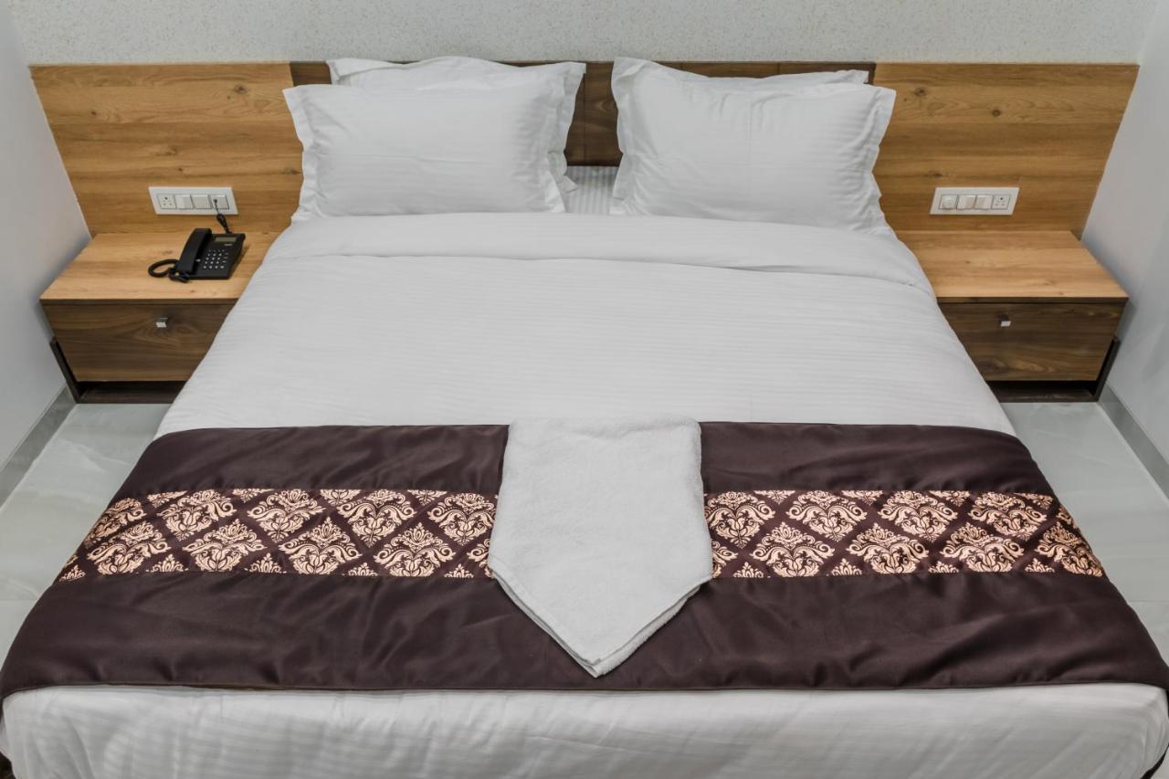 Meridian Hotel & Banquet Сурат Екстериор снимка