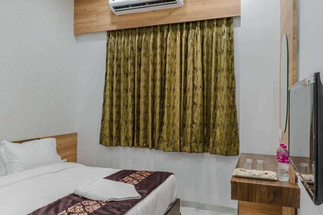 Meridian Hotel & Banquet Сурат Екстериор снимка