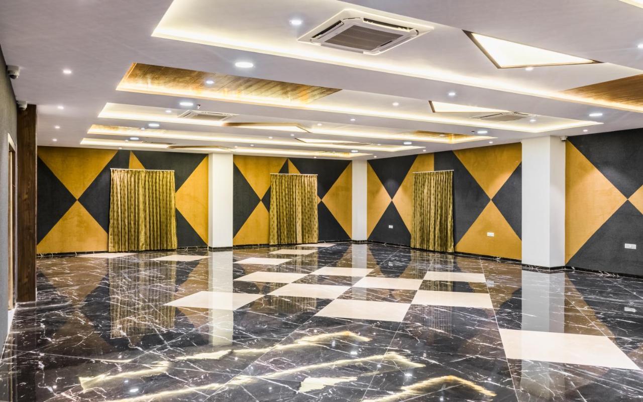 Meridian Hotel & Banquet Сурат Екстериор снимка