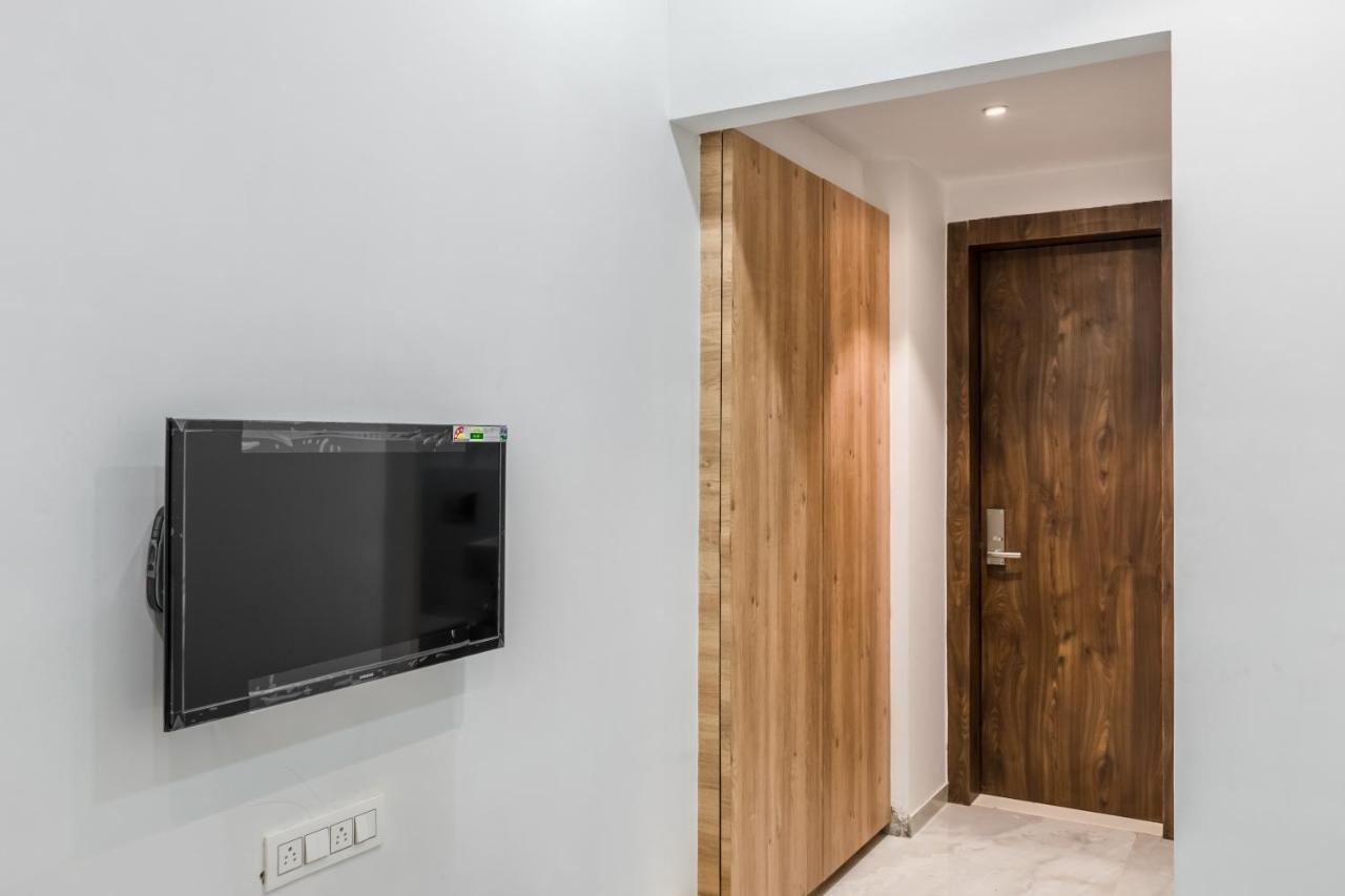 Meridian Hotel & Banquet Сурат Екстериор снимка