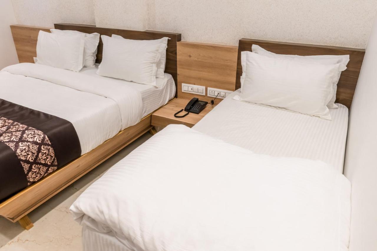 Meridian Hotel & Banquet Сурат Екстериор снимка