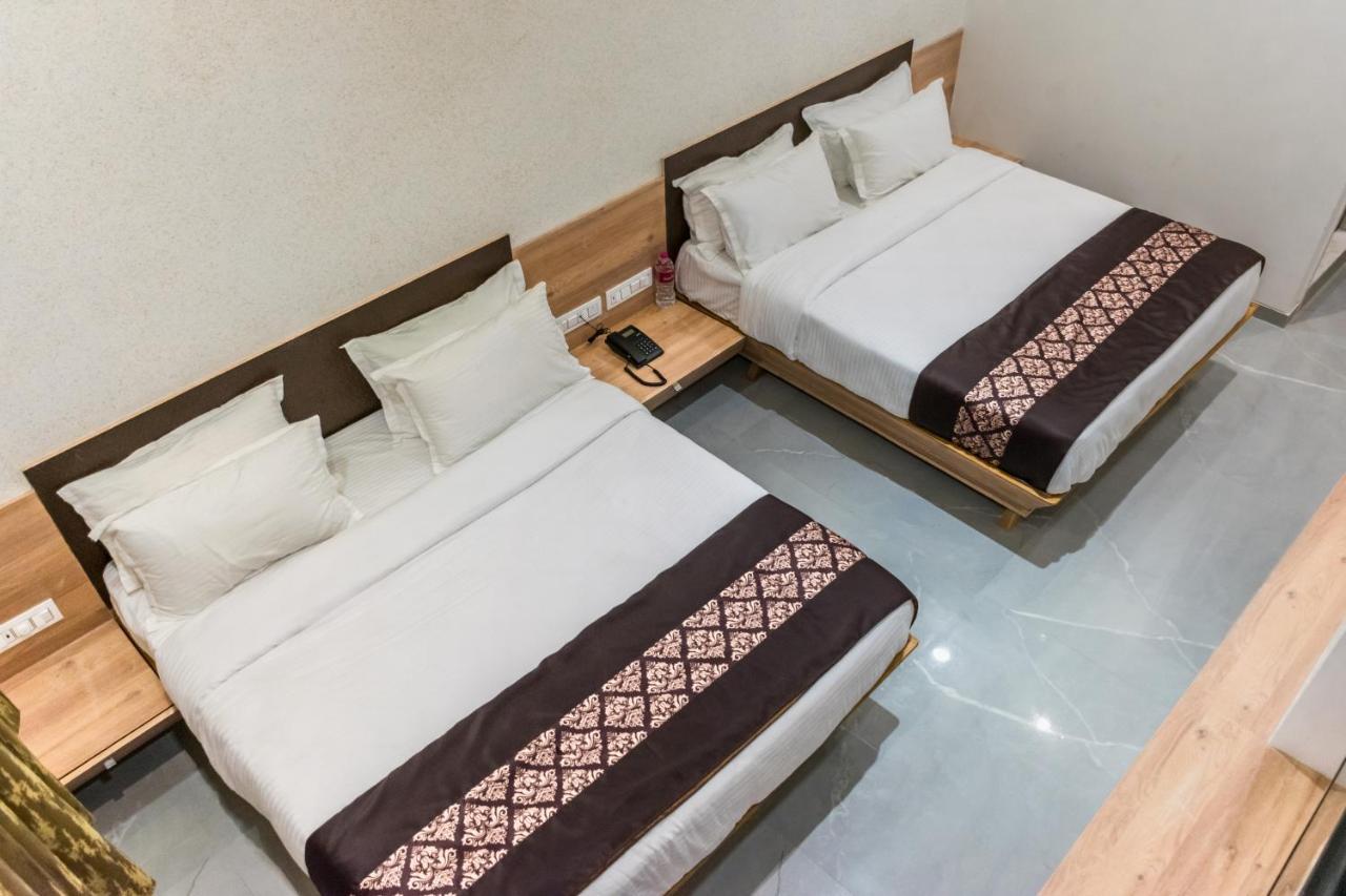 Meridian Hotel & Banquet Сурат Екстериор снимка