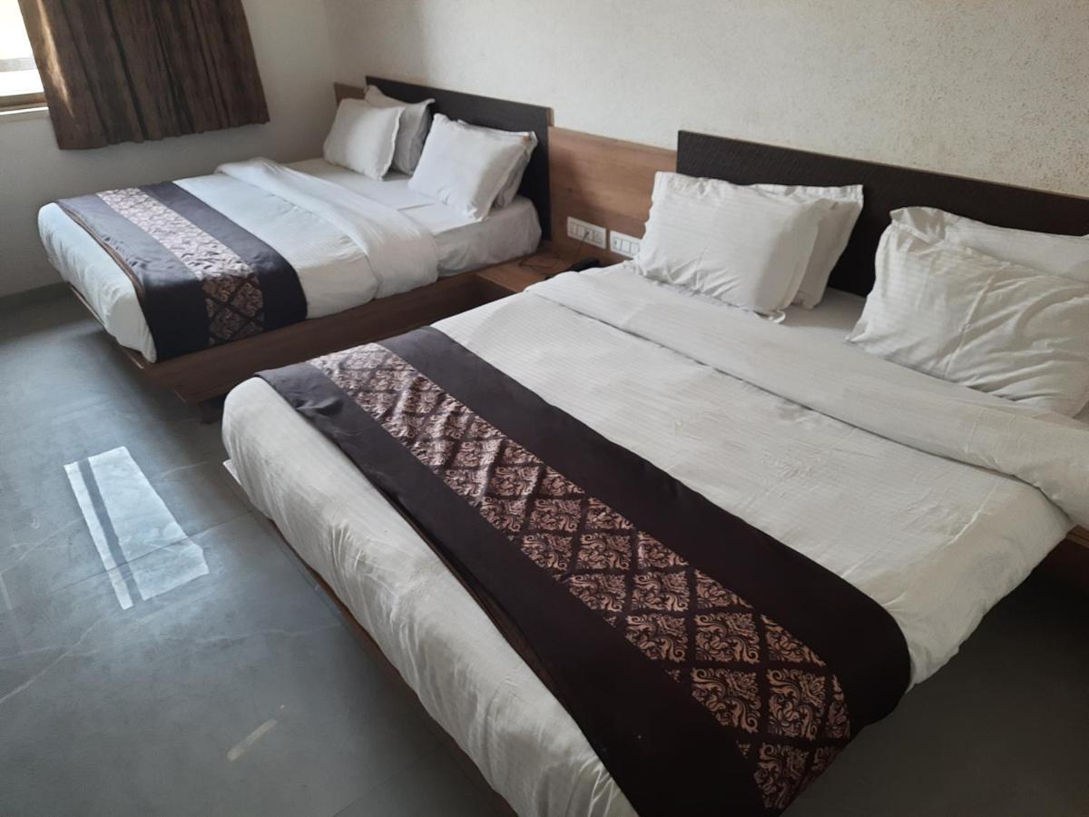 Meridian Hotel & Banquet Сурат Екстериор снимка