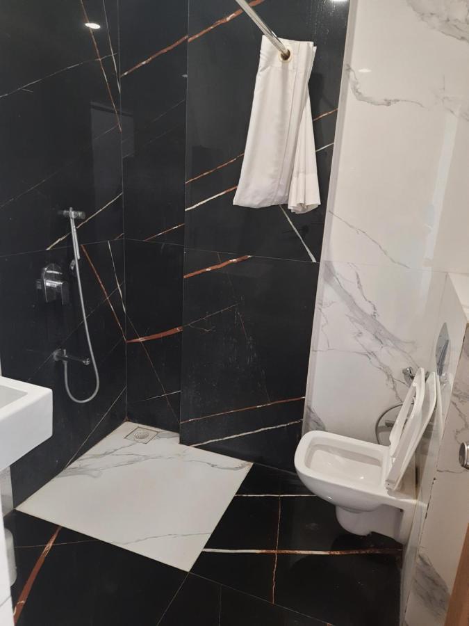 Meridian Hotel & Banquet Сурат Екстериор снимка